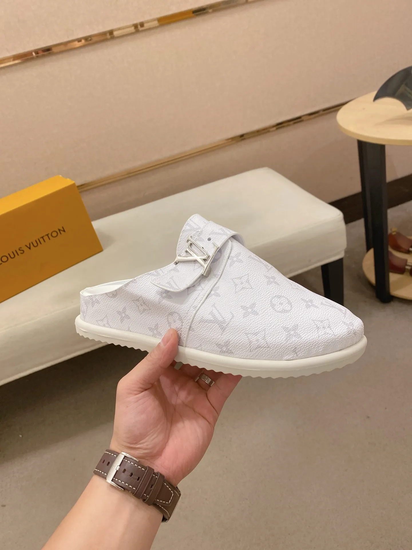 Men's shoes 💰: 360💰Made by LV🔍Top purchasing agents, men's spring and summer slippers are synchronized in the counters. The uppers are made of imported materials from Italy with logo graphics and high-quality craftsmanship. The soles: original soles specially provided by the original factory. The exclusive movable molded soles are super comfortable. Original goods follow the order, 🔍🔍high quality, you can enter and exit the counter at will. Welcome to compare, code number 38-44.